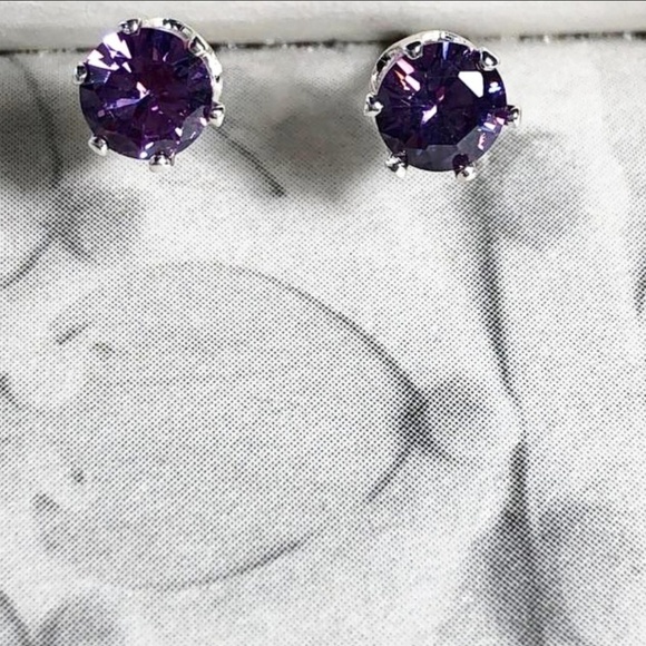 Tiny tiny solitaire diamond style stud earrings purple - Picture 1 of 3